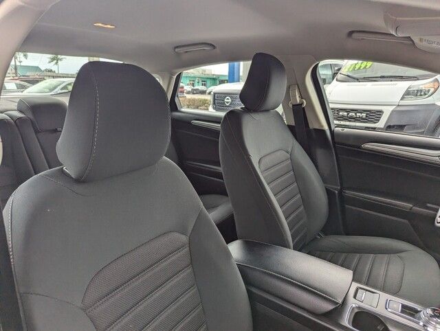 2020 Ford Fusion SE photo 29