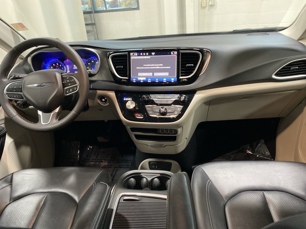 2024 Chrysler Pacifica Touring L photo 2