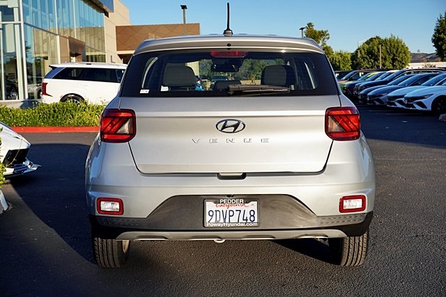 Used 2023 Silver Hyundai SE image 7