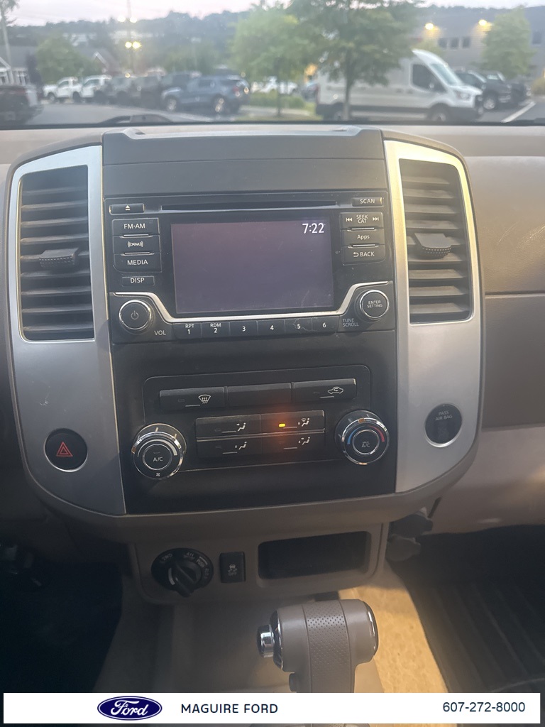 2015 Nissan Frontier SV Crew Cab photo 13
