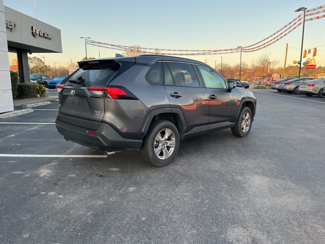 2022 Toyota RAV4 XLE photo 3