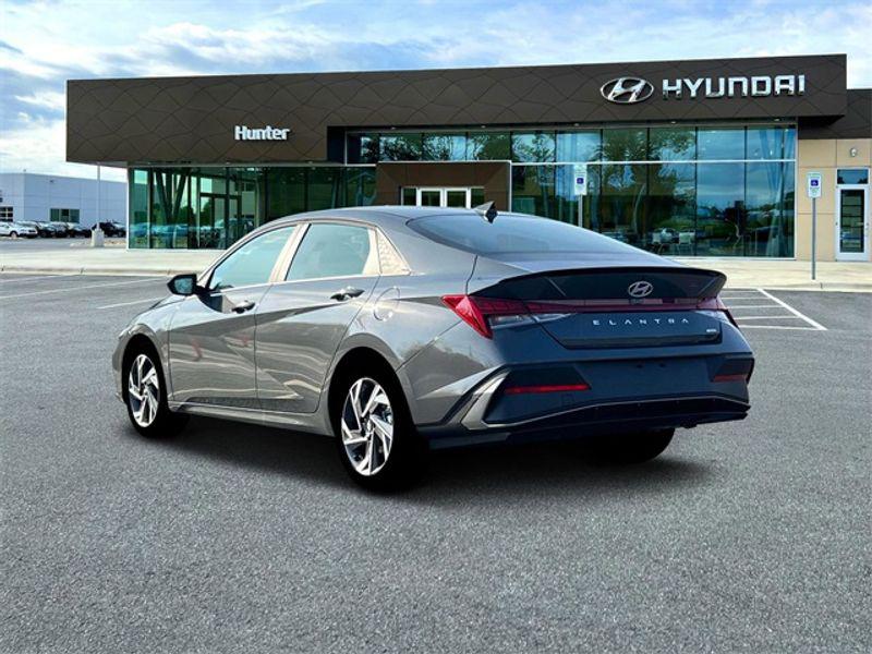 2025 Hyundai Elantra Hybrid SEL Sport photo 4