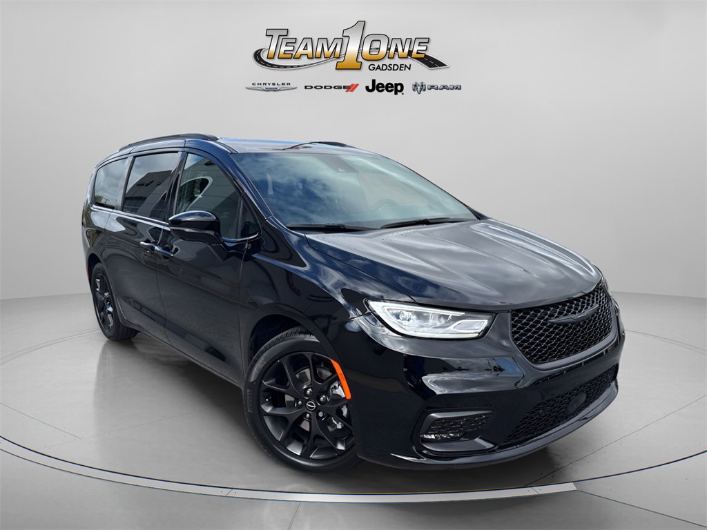 2026 Chrysler Pacifica Select's photo