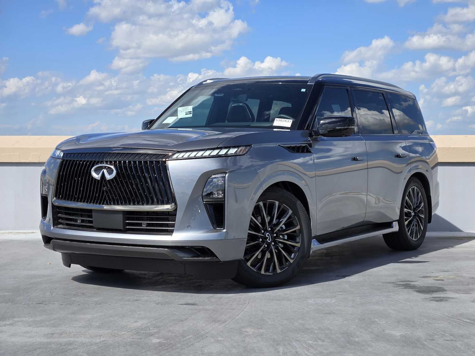 2026 Infiniti QX80 Luxe photo 3