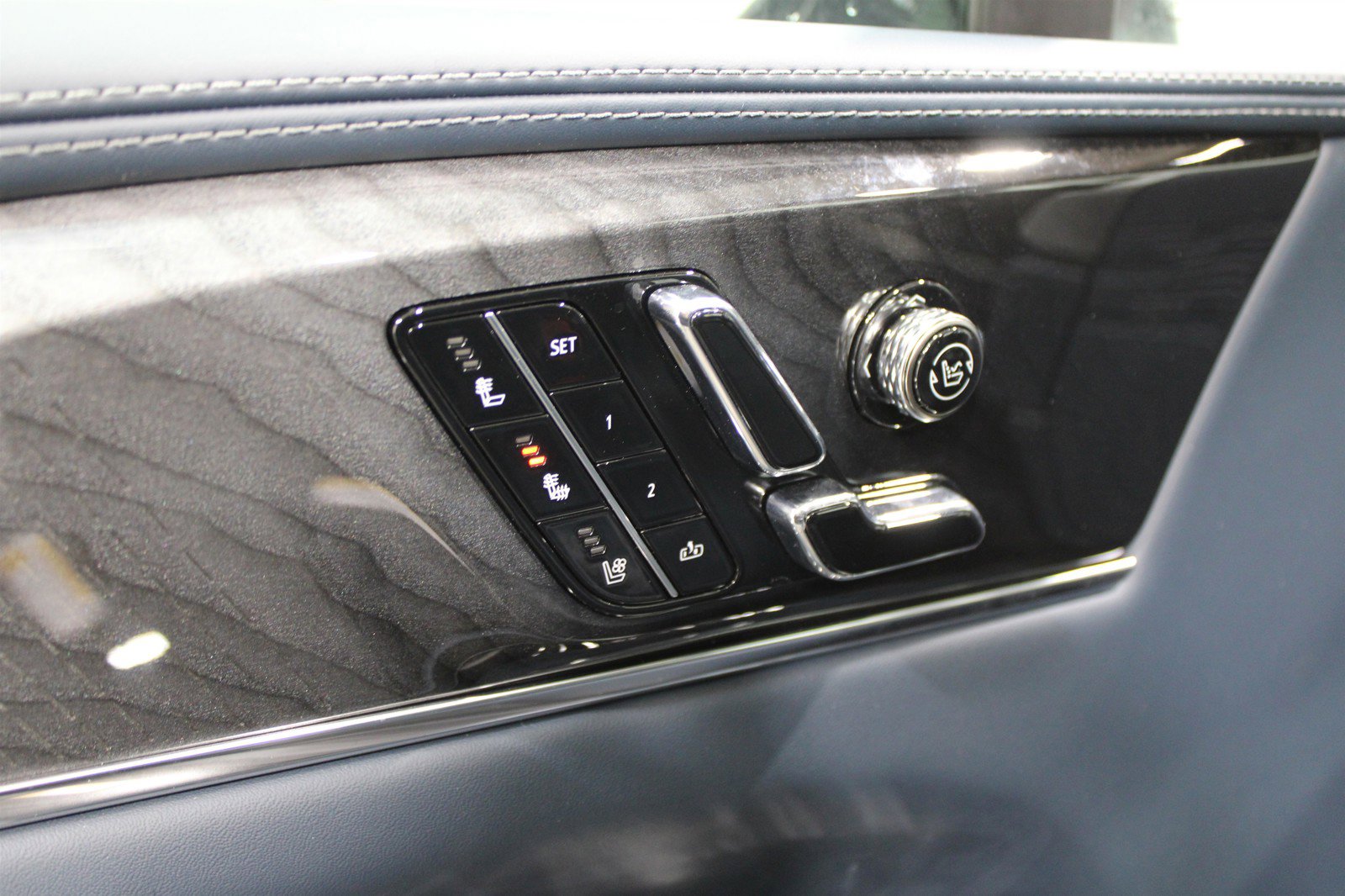 2025 Cadillac Escalade IQ Luxury photo 7