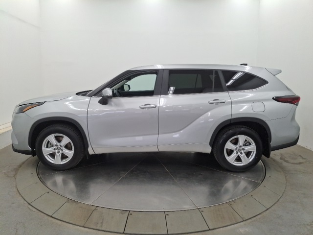 2024 Toyota Highlander LE photo 3