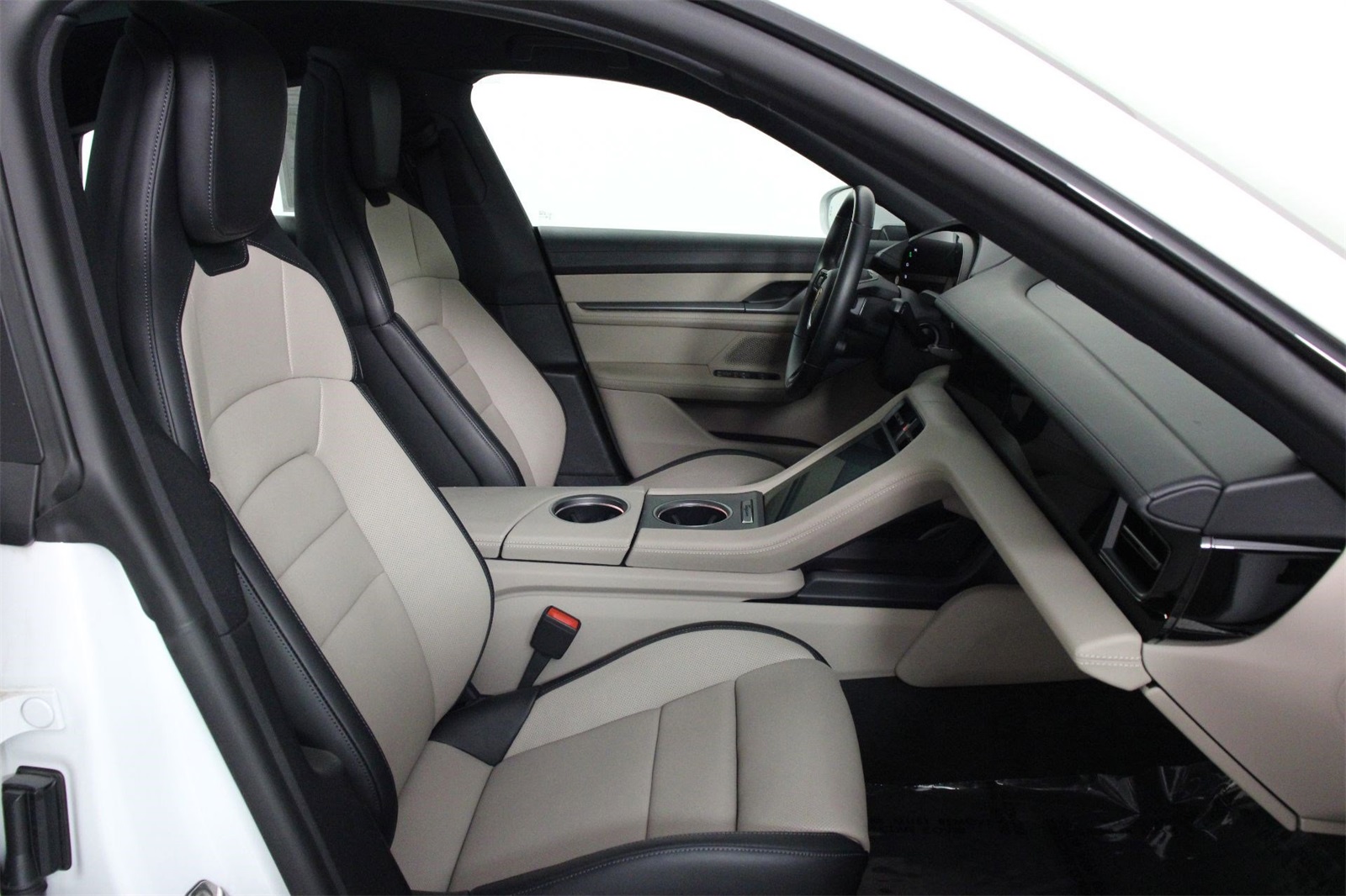 2025 Porsche Taycan photo 24