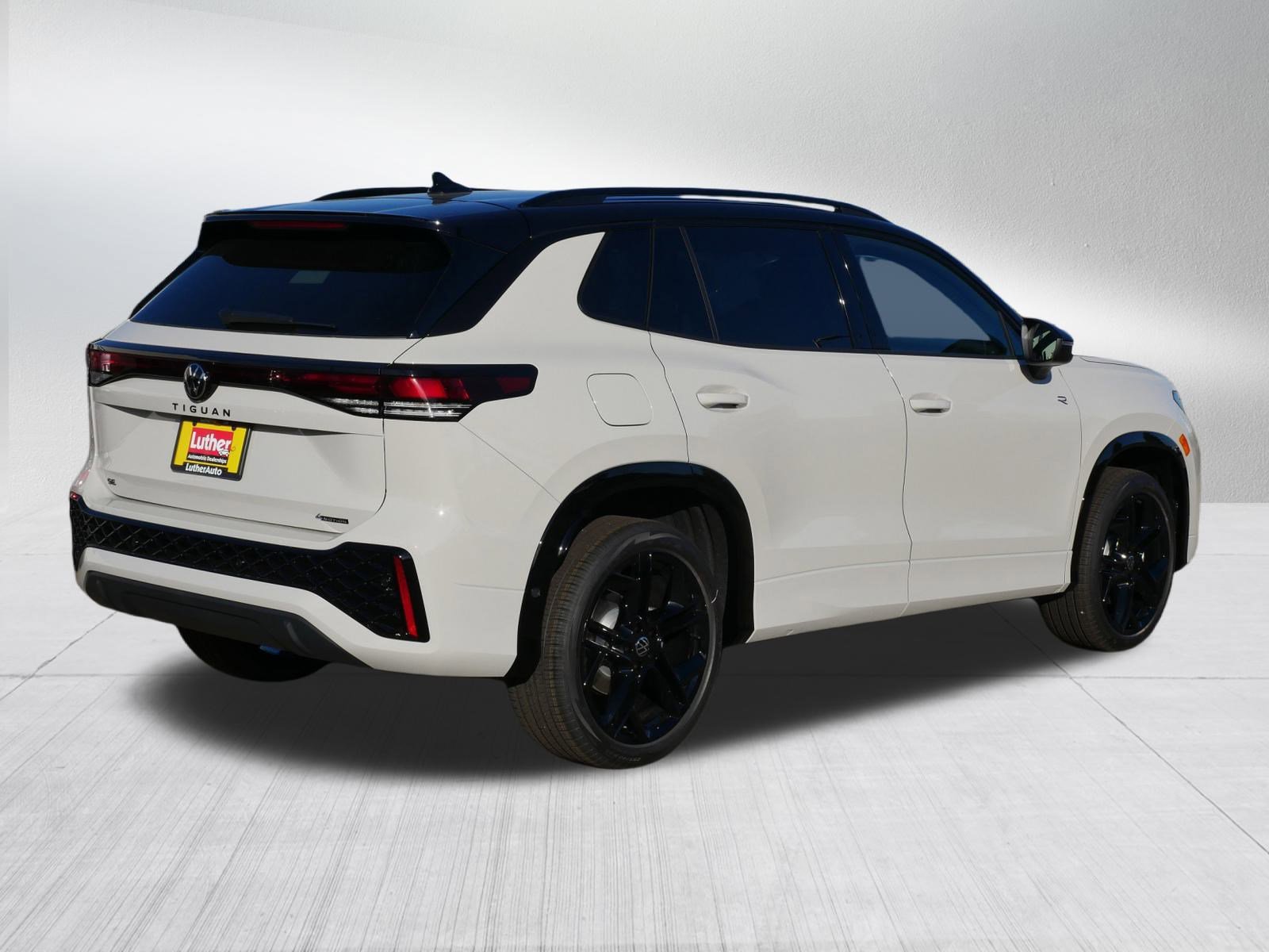 2026 Volkswagen Tiguan SE R-Line Black photo 3