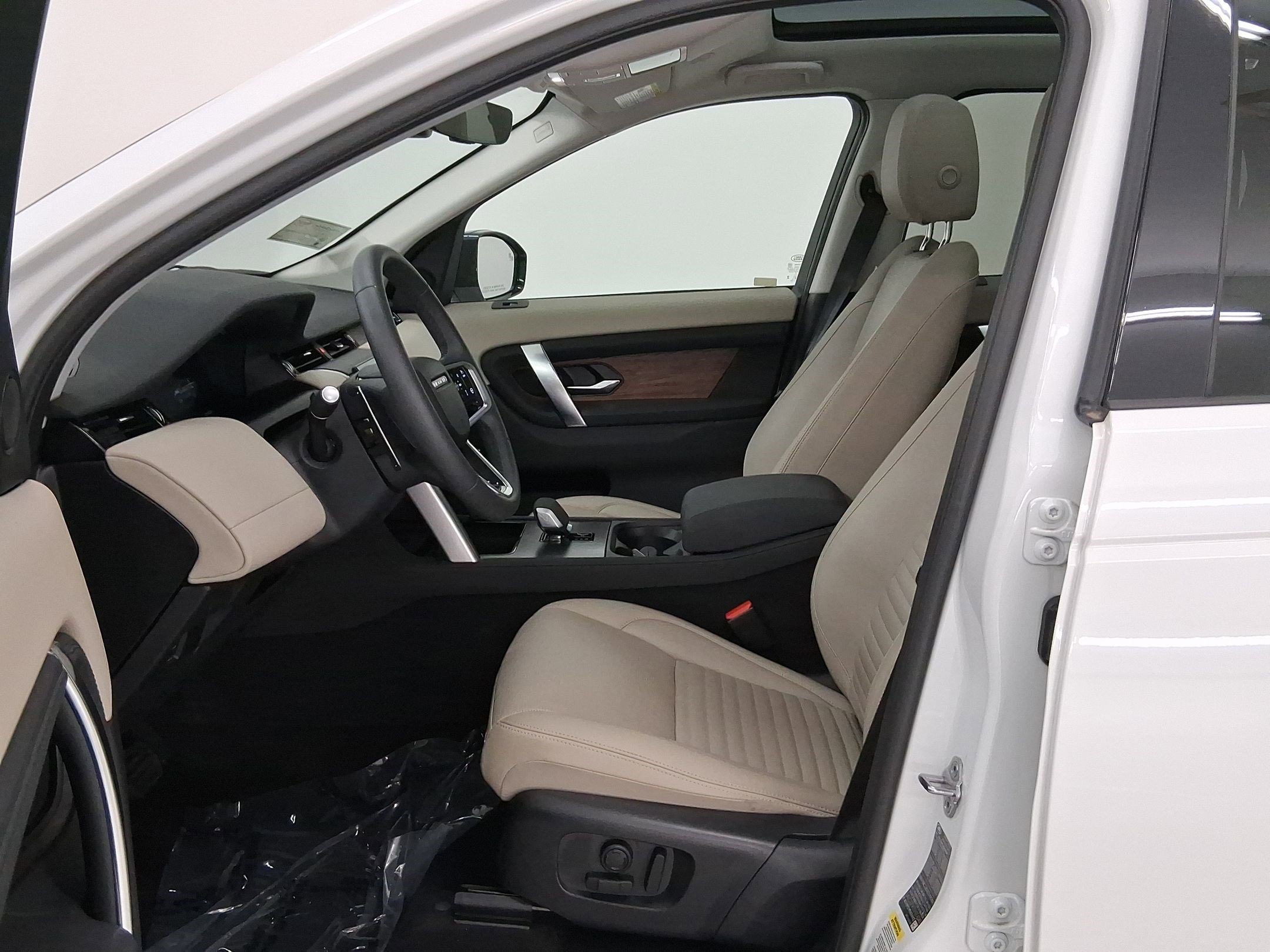 2025 Land Rover Discovery Sport S photo 3