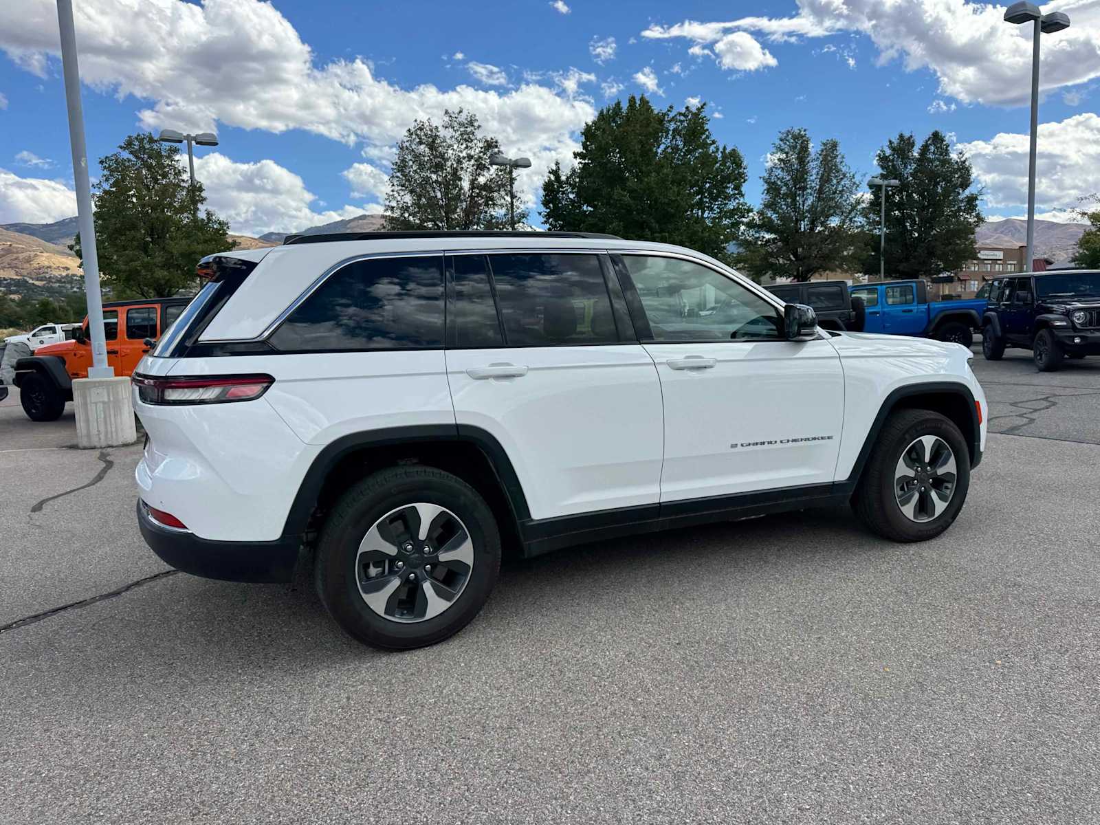 2024 Jeep Cherokee 4xe Sport photo 2