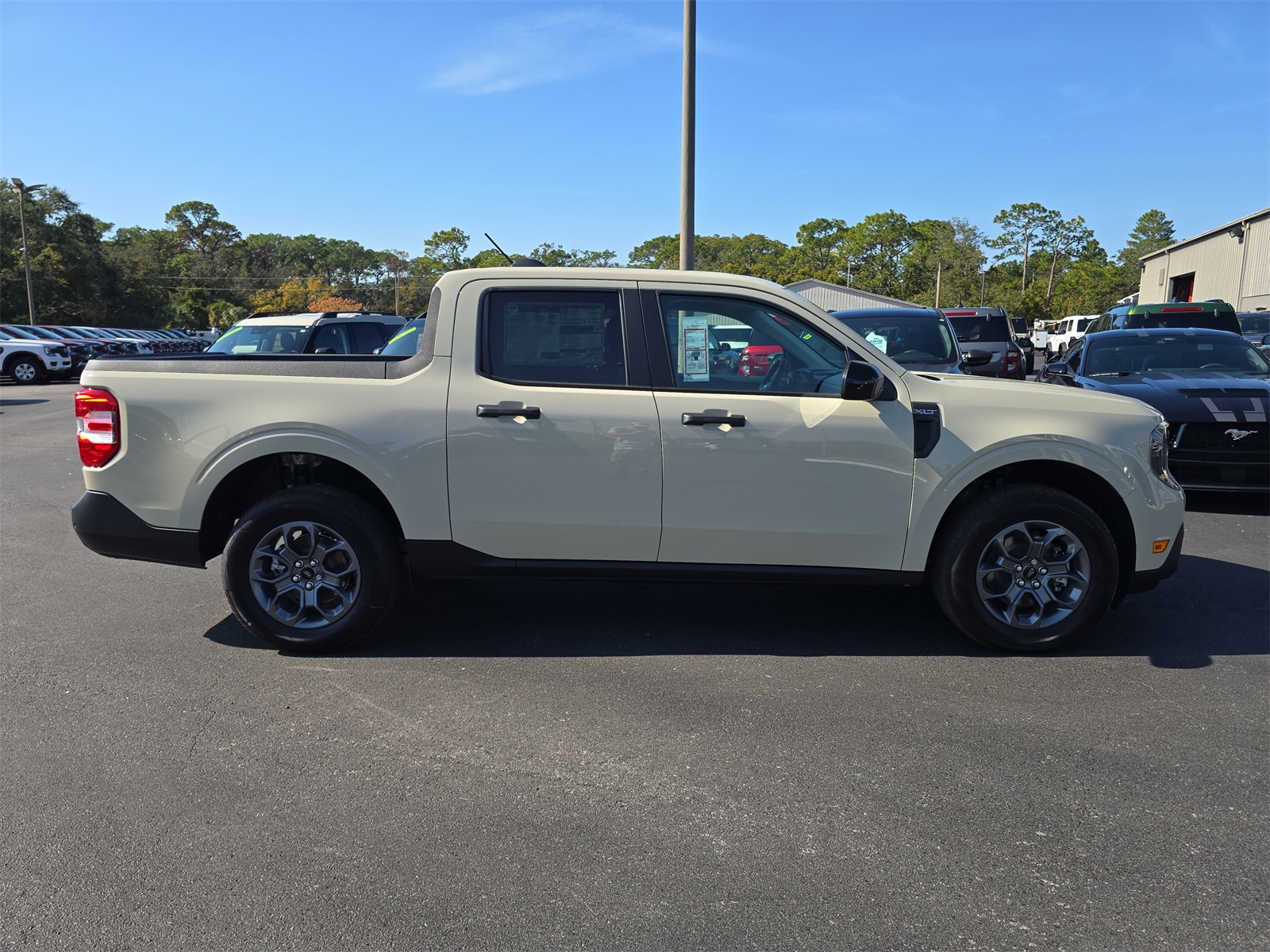 2025 Ford Maverick XLT photo 2