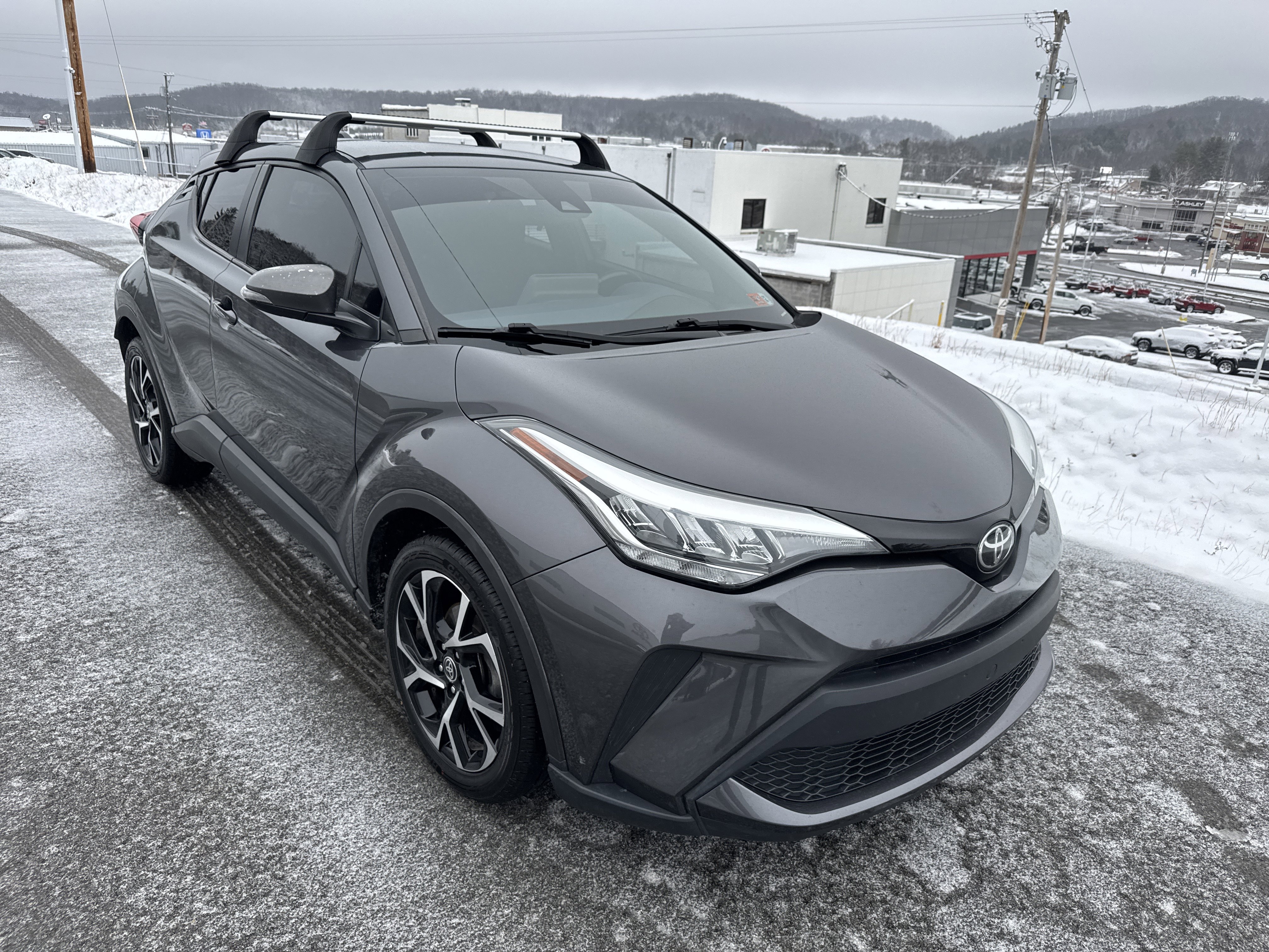 2021 Toyota C-HR XLE's photo