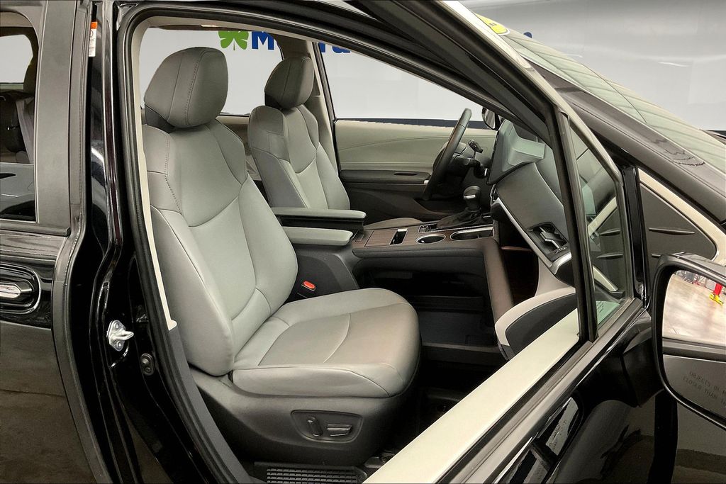 2022 Toyota Sienna XLE photo 7