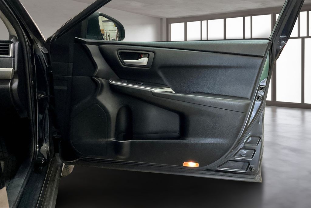 2015 Toyota Camry XLE photo 16