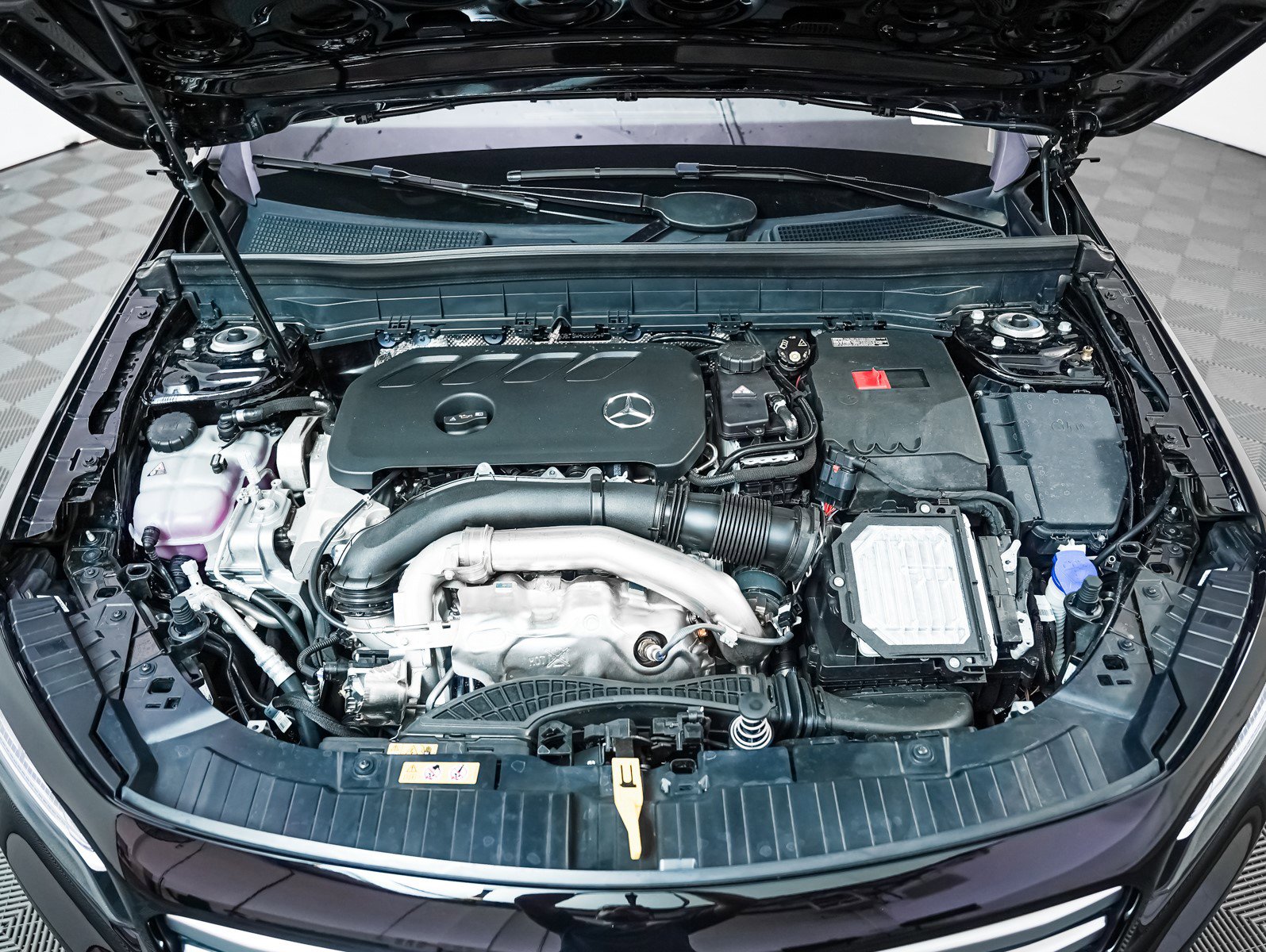 2025 Mercedes Benz GLB 250 photo 3