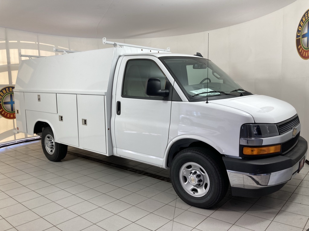 2025 Chevrolet Express Cutaway 3500 photo 2
