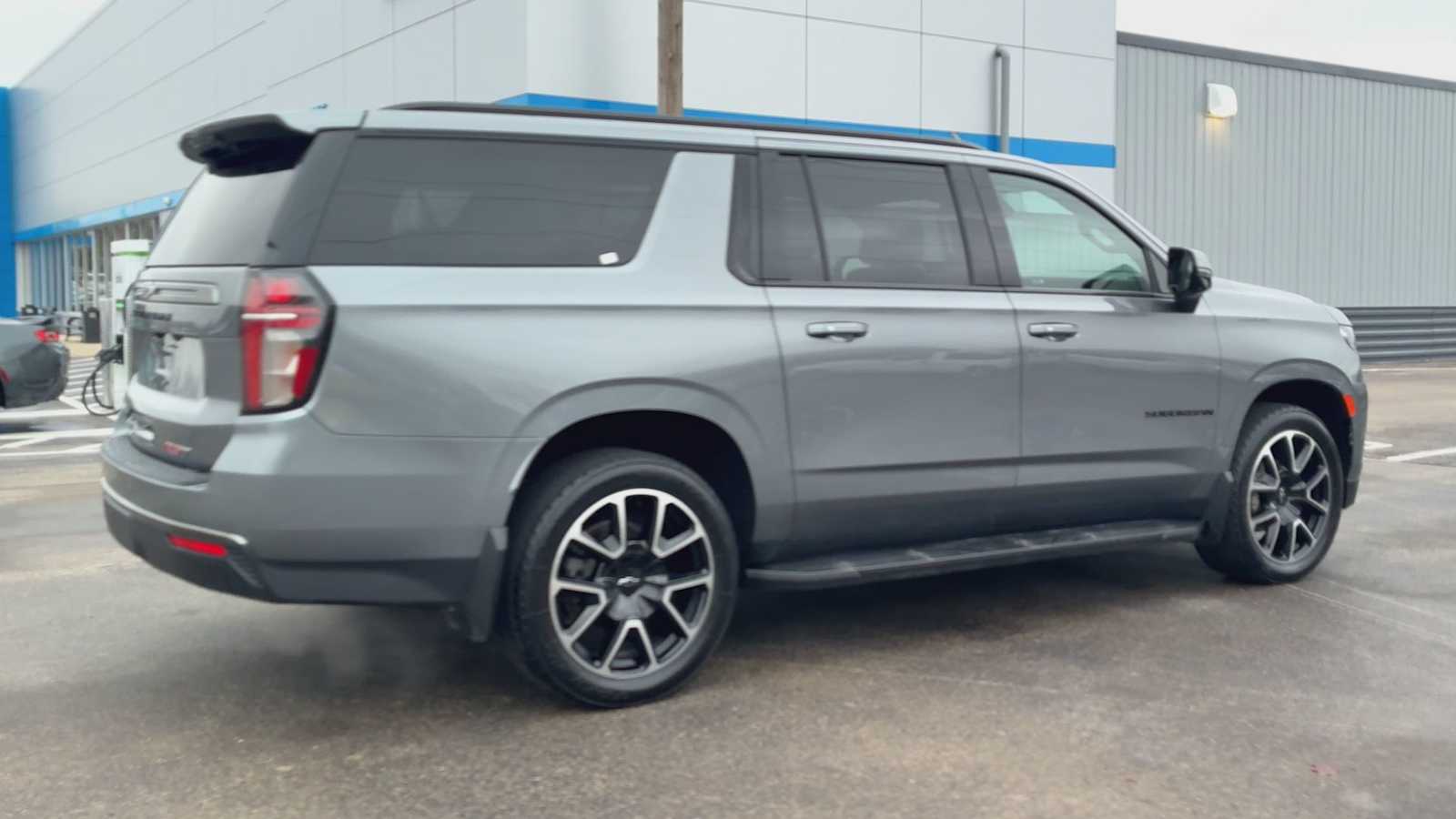 2022 Chevrolet Suburban RST photo 2