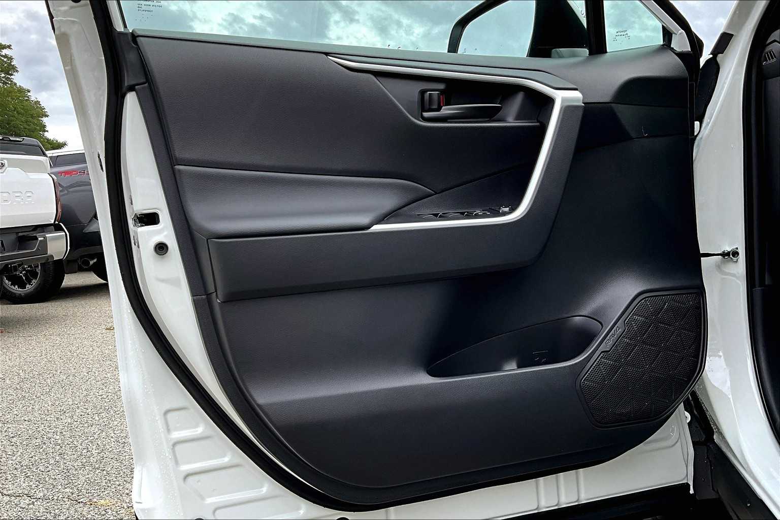 2025 Toyota RAV4 LE photo 7