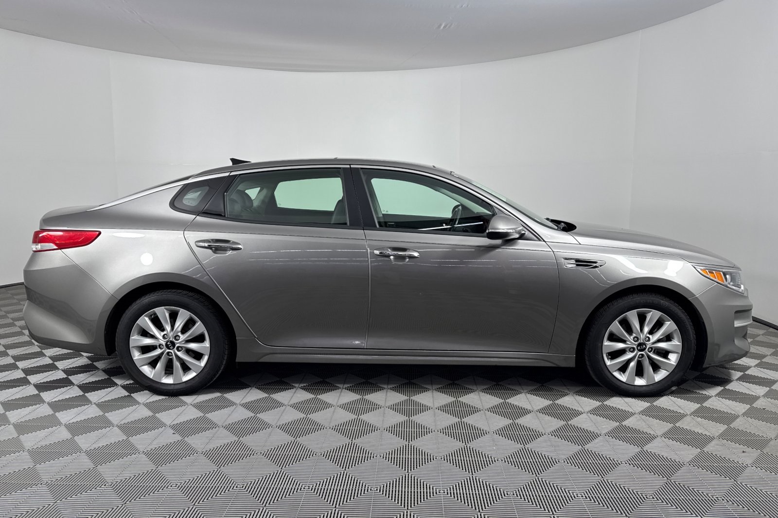 2018 Kia Optima EX photo 3