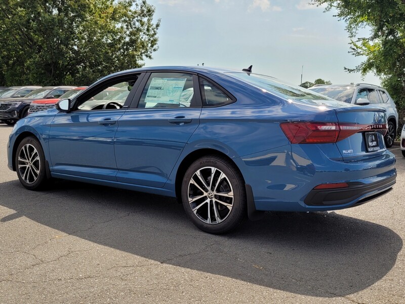 2025 Volkswagen Jetta 1.5T Sport photo 3