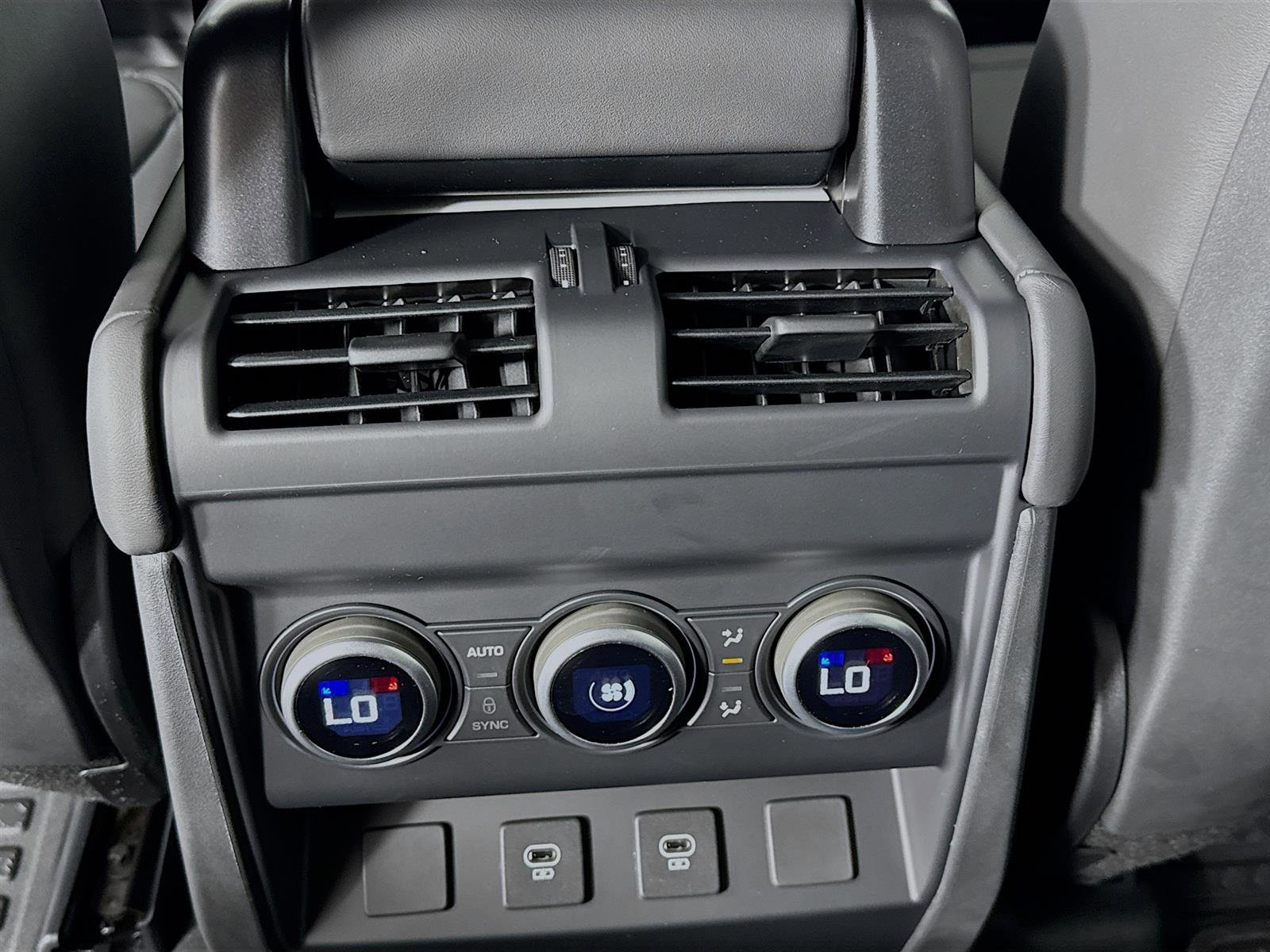 2025 Land Rover Defender 110 X-Dynamic SE photo 20