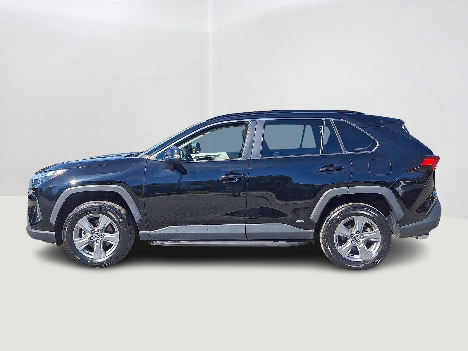 2022 Toyota RAV4 Hybrid XLE photo 5