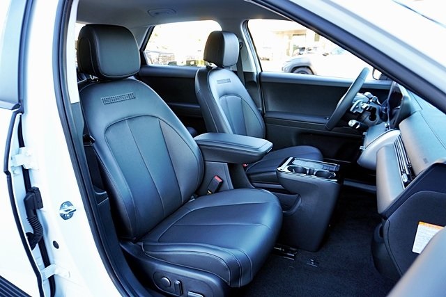 Used 2025 White Hyundai SEL image 11