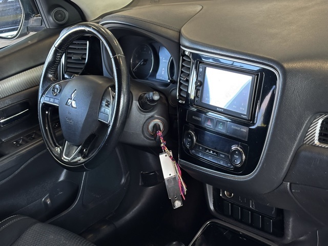 2017 Mitsubishi Outlander ES photo 23