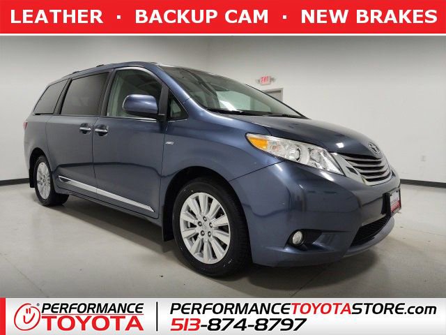 2017 Toyota Sienna XLE Premium's photo