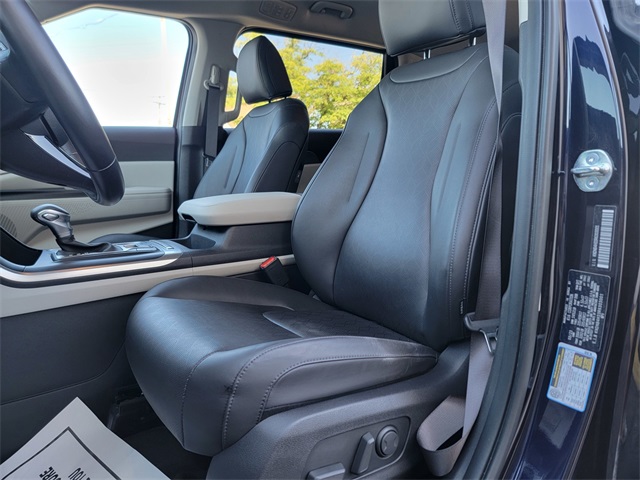 2024 Kia Carnival LX photo 13