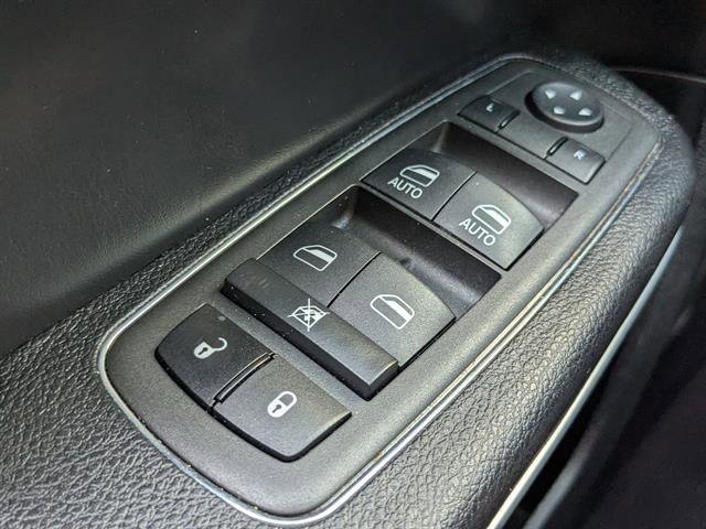 2022 Chrysler 300 Touring photo 8