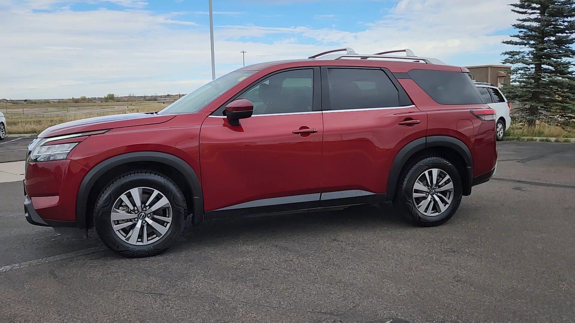 2023 Nissan Pathfinder SL photo 2