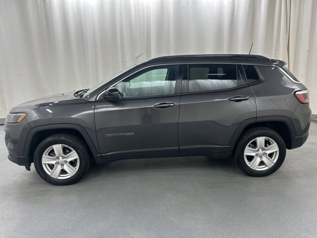2022 Jeep Compass Latitude photo 3