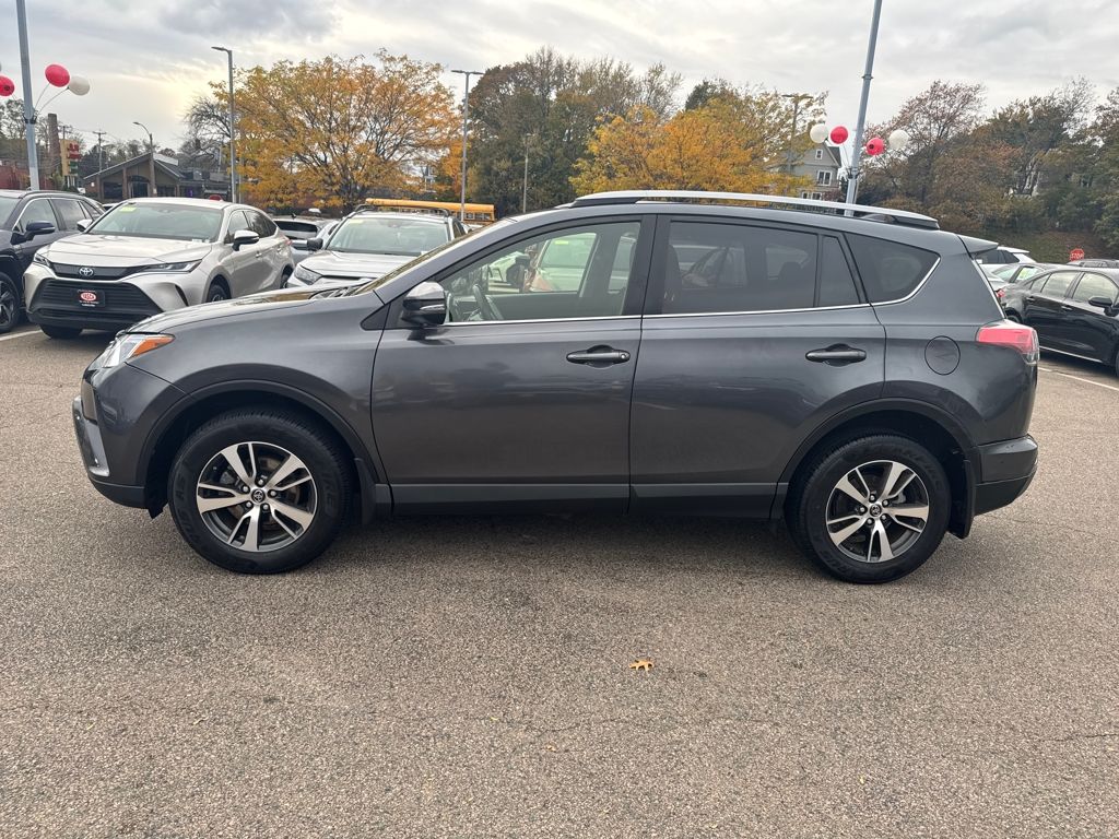 2017 Toyota RAV4 XLE photo 3