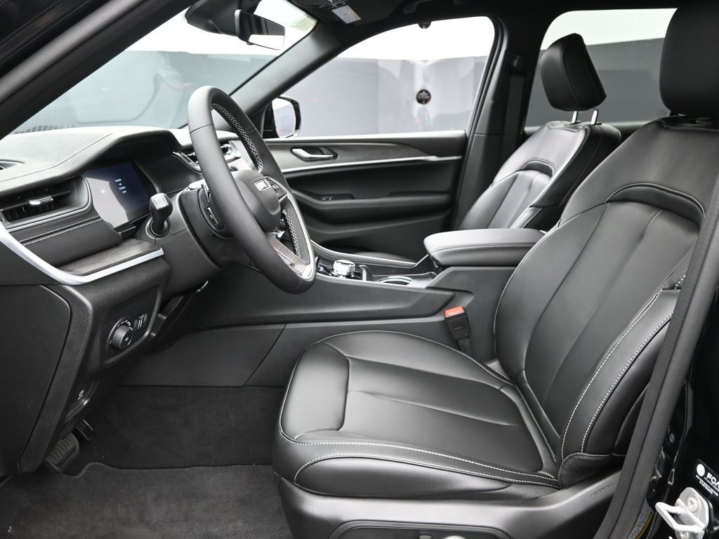 2025 Jeep Grand Cherokee Limited photo 8