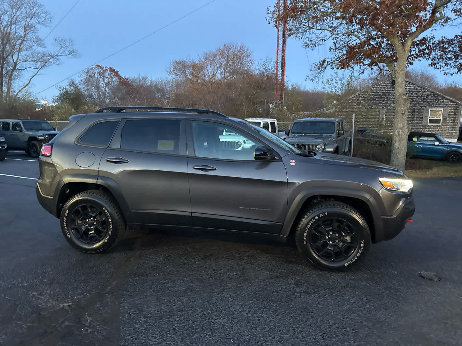 2022 Jeep Cherokee Trailhawk photo 2