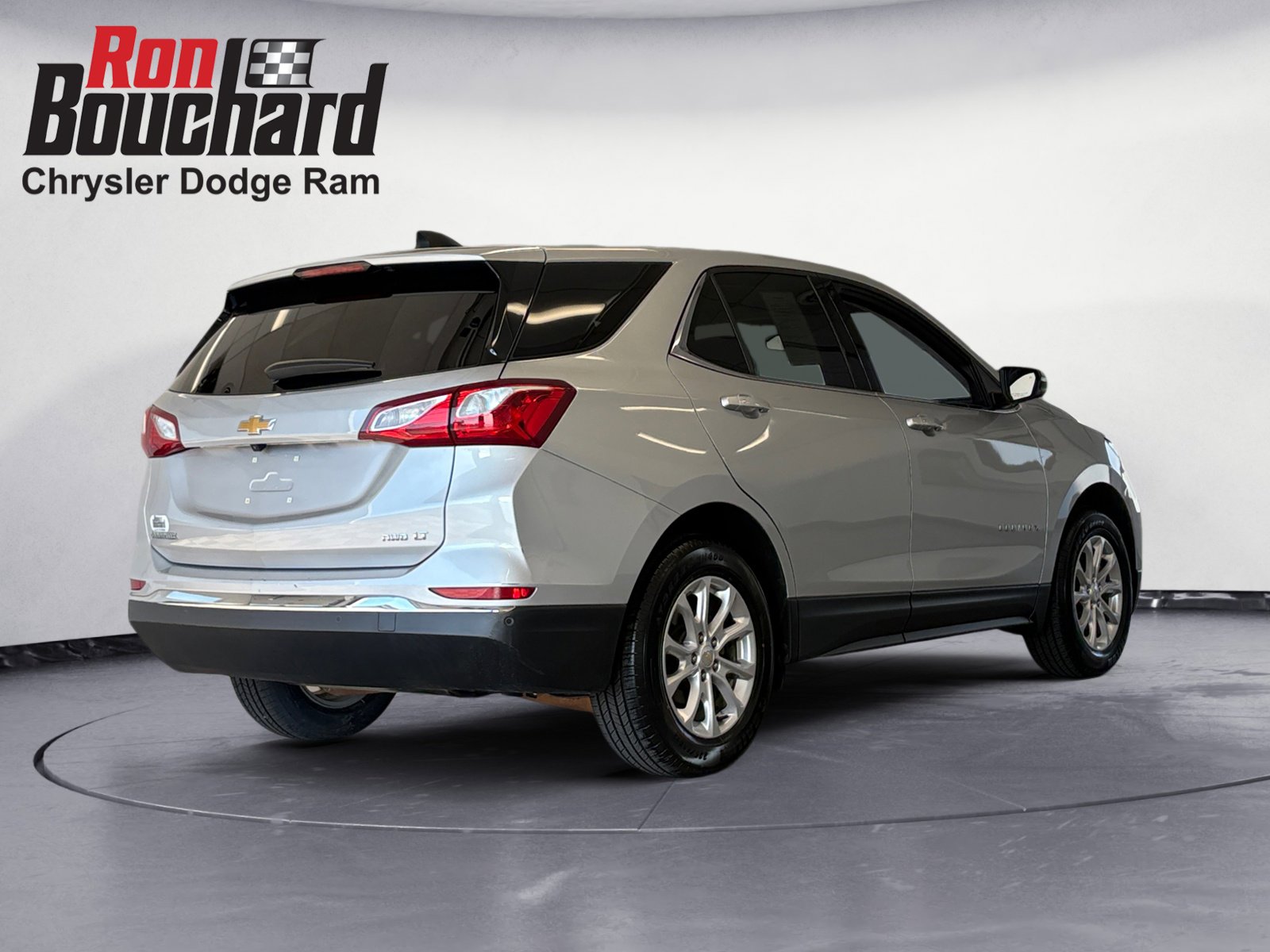 2019 Chevrolet Equinox LT photo 2