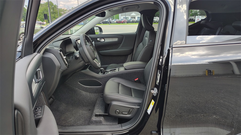 2026 Volvo XC40 Core photo 6