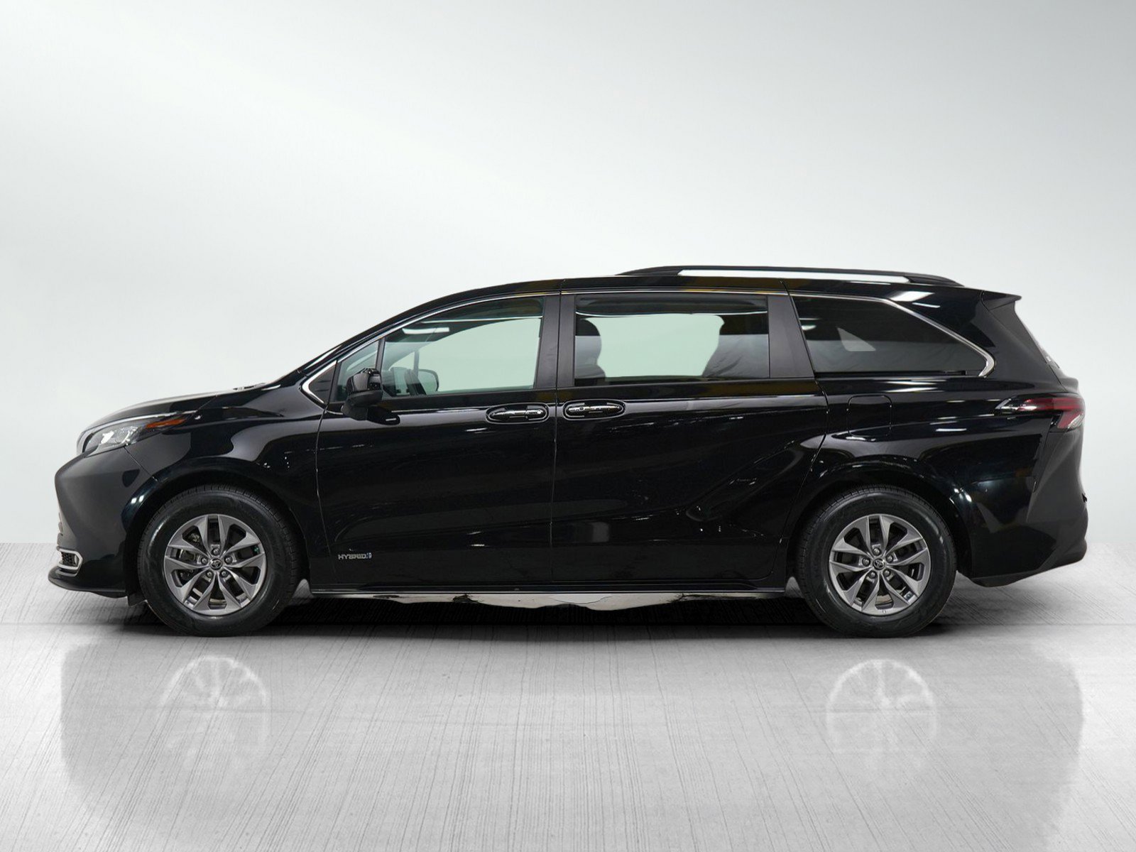 Used 2021 Toyota Sienna XLE with VIN 5TDJSKFC3MS023710 for sale in Bloomington, Minnesota
