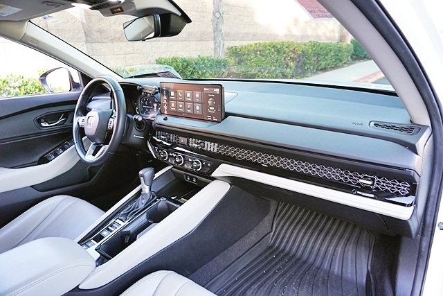 Used 2024 White Honda Touring image 10