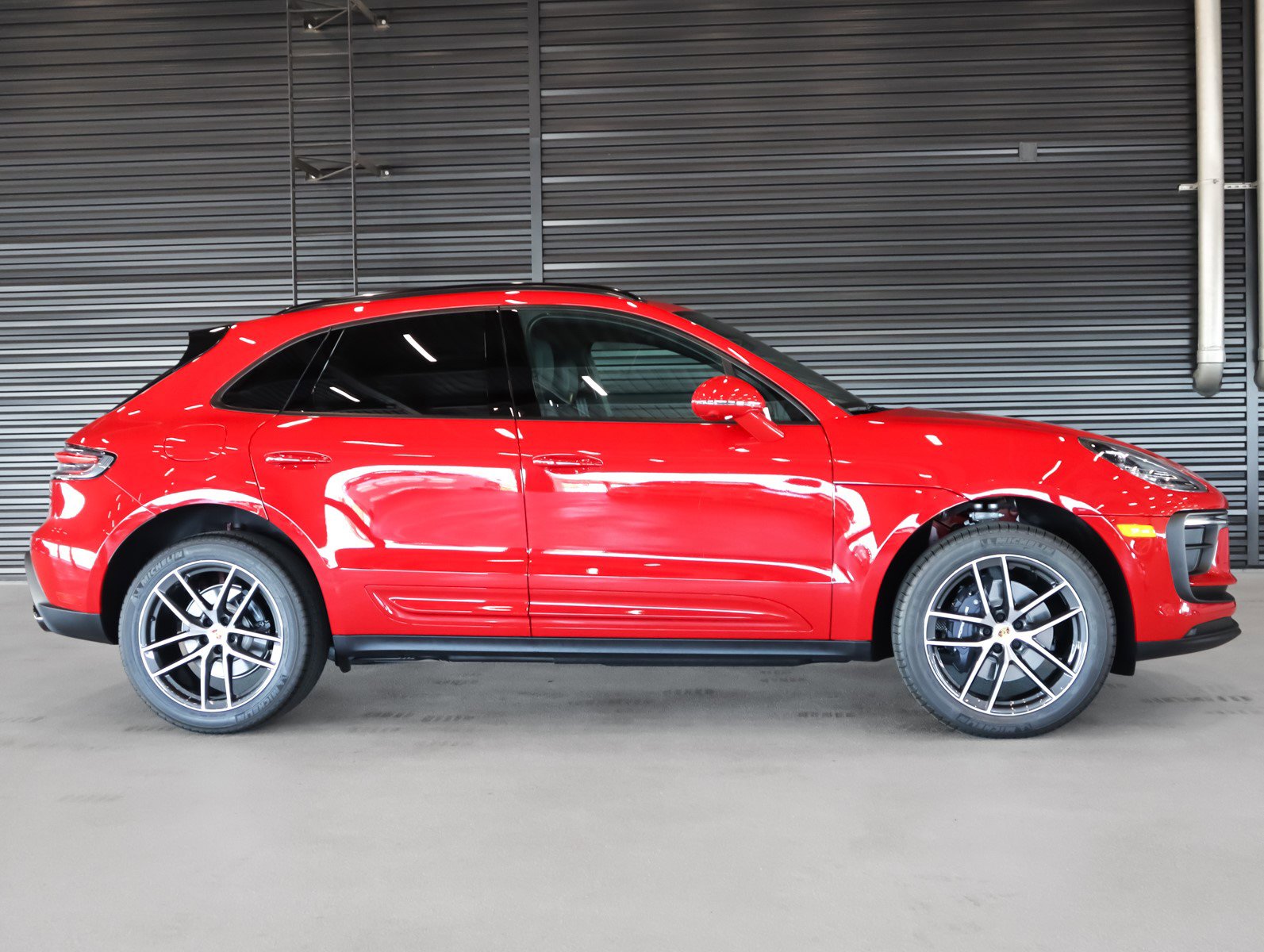 2025 Porsche Macan T photo 10