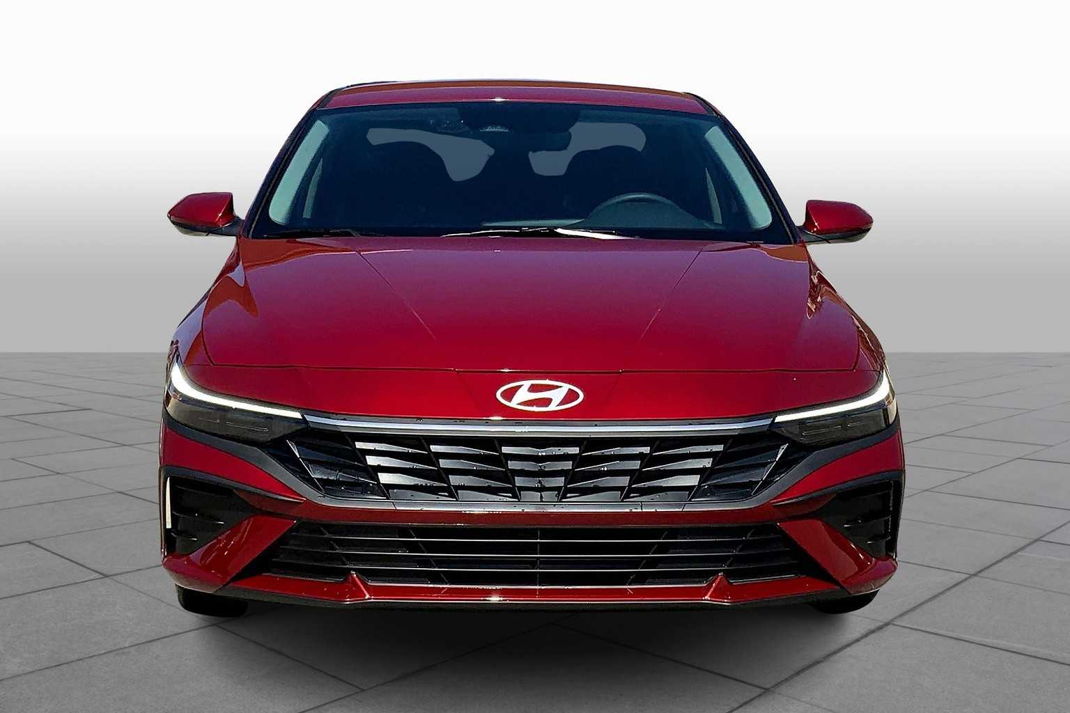2025 Hyundai Elantra SE photo 2
