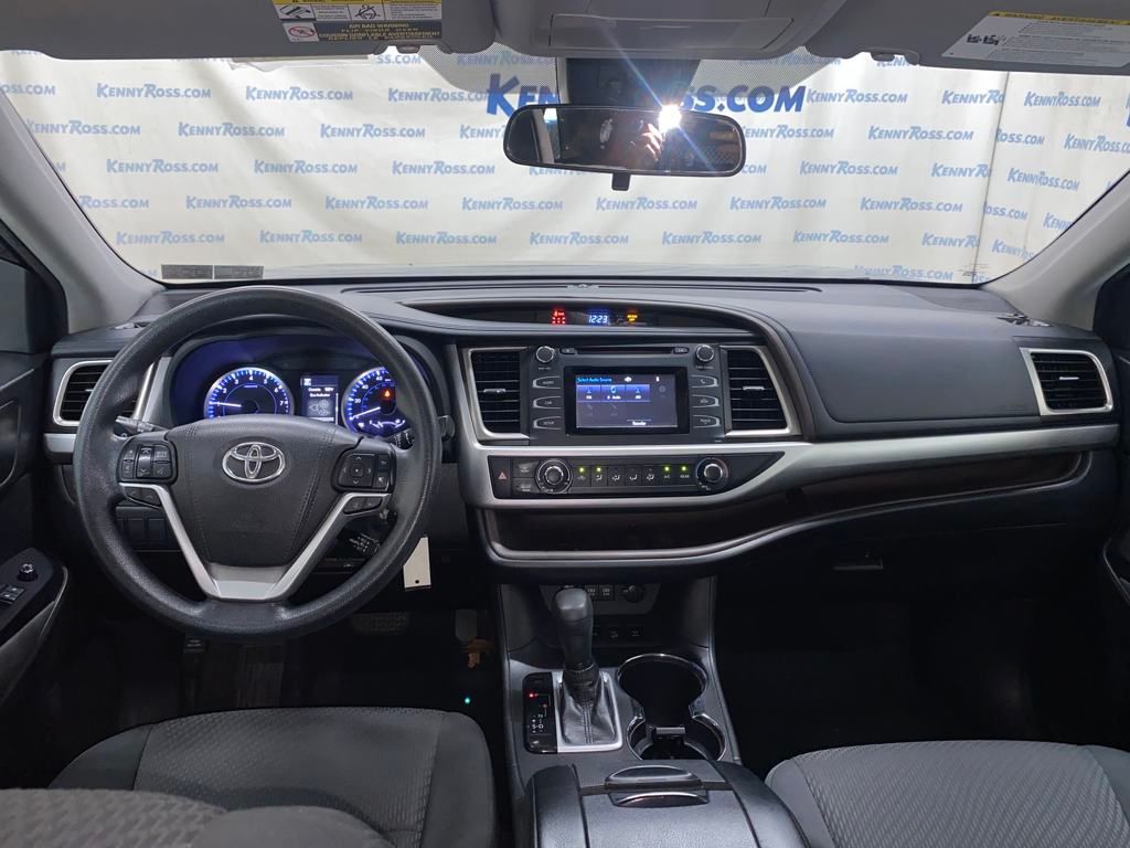 2018 Toyota Highlander LE photo 21