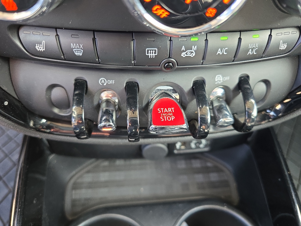 2017 Mini Clubman Base S ALL4 photo 17