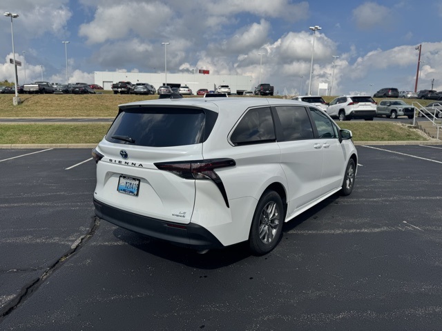 2024 Toyota Sienna LE photo 3