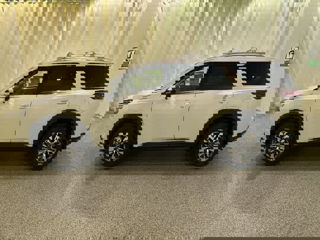 2025 Nissan Pathfinder SL photo 2