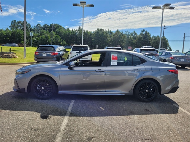 2025 Toyota Camry SE photo 4