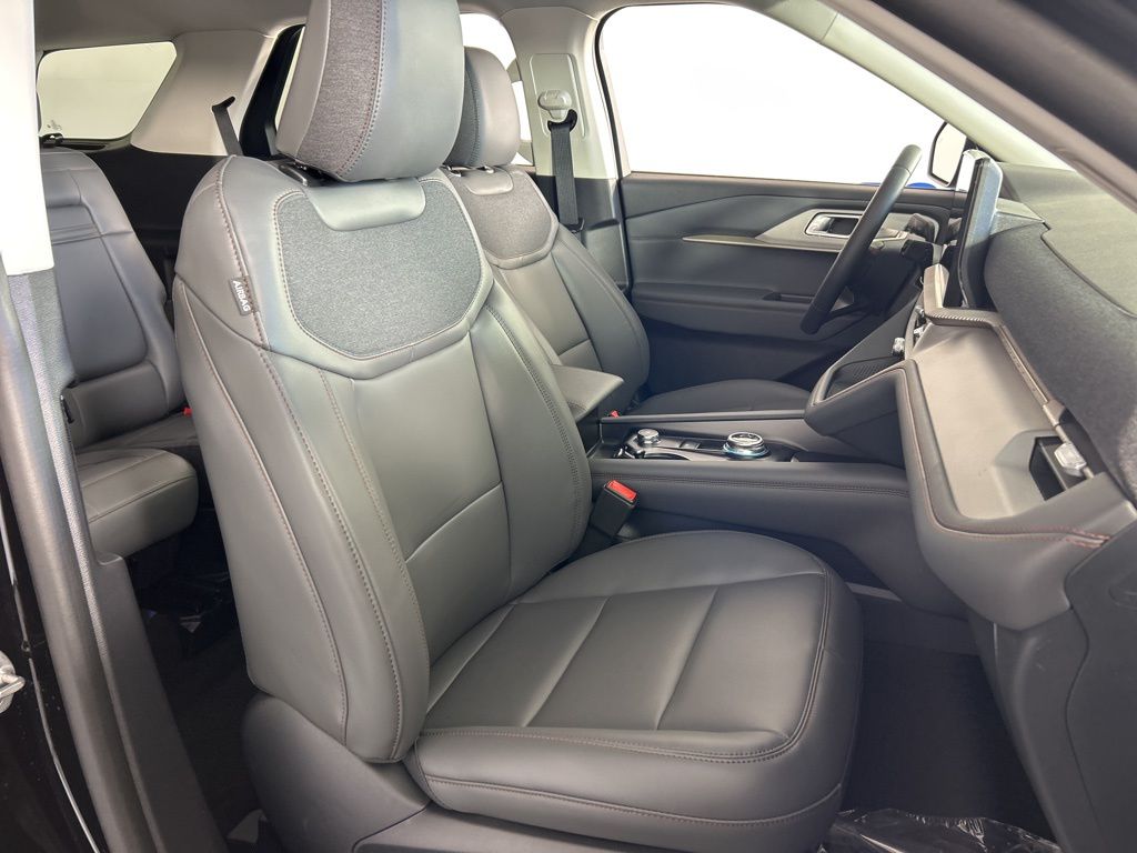 2025 Ford Explorer photo 24