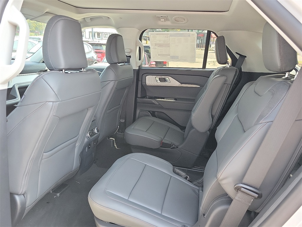 2025 Ford Explorer photo 10