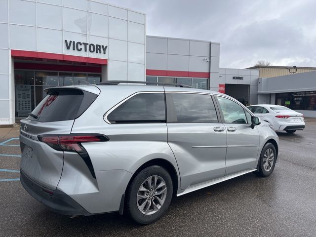 2022 Toyota Sienna XLE photo 4